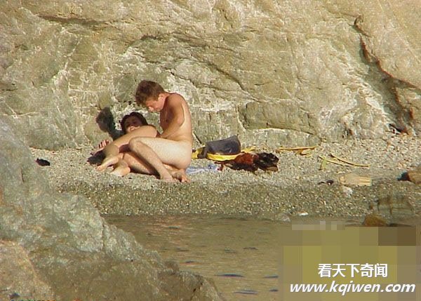 崖壁下一对全裸男女销魂打野战被人拍摄直播(组图)